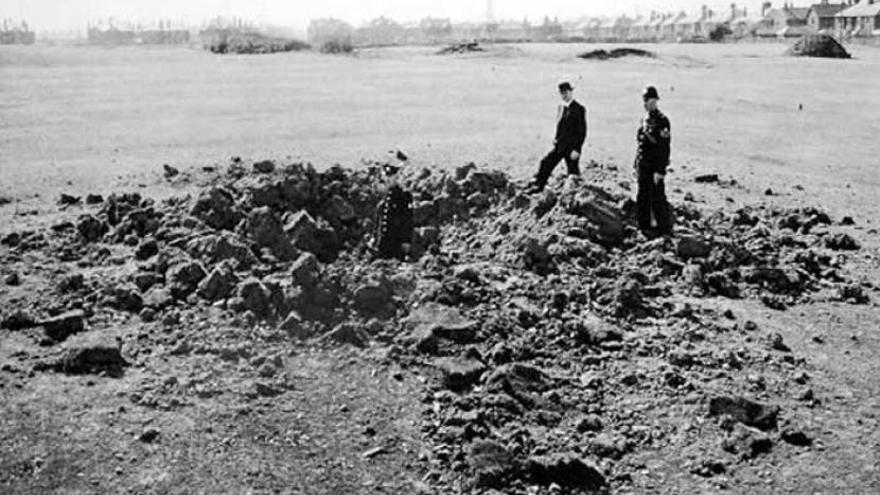 Varios policías inspeccionan uno de los cráteres abiertos en mitad del campo de Richmond.