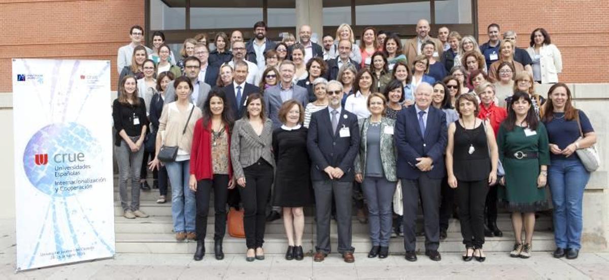 Miguel Ángel Moratinos junto a otros participantes de la reunión, ayer, en el campus de la UJI.