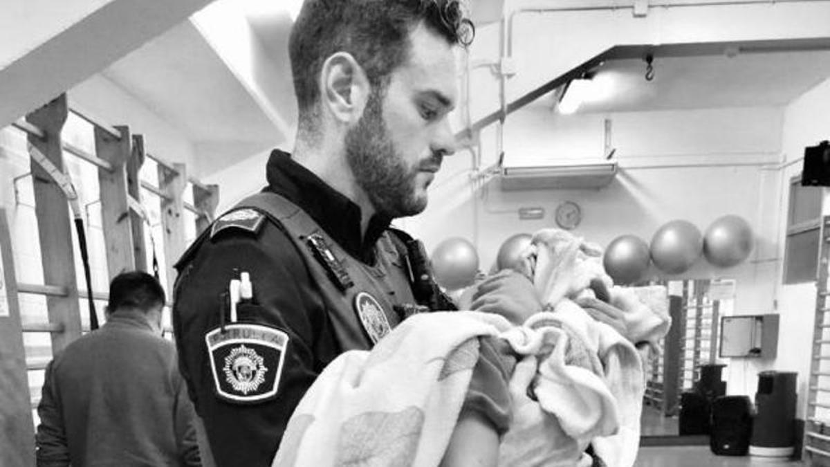 Un agente de la Policía Local de Sueca, en una de sus intervenciones.