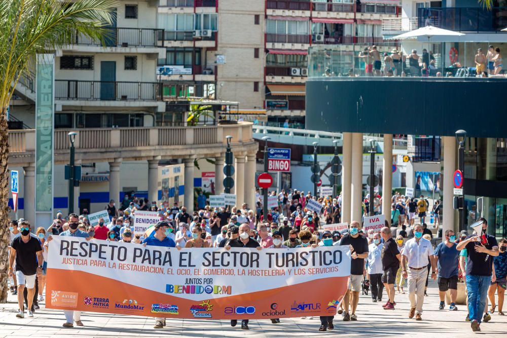 Más de 500 personas se manifiestan en Benidorm contra la decisión del cierre del ocio nocturno.