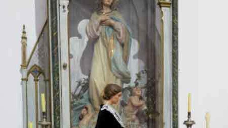 La Virgen de Nuestra Madre tras el asalto, despojada de la corona y el rosario; a la derecha la ventana de la iglesia de Torres del Carrizal reventada.