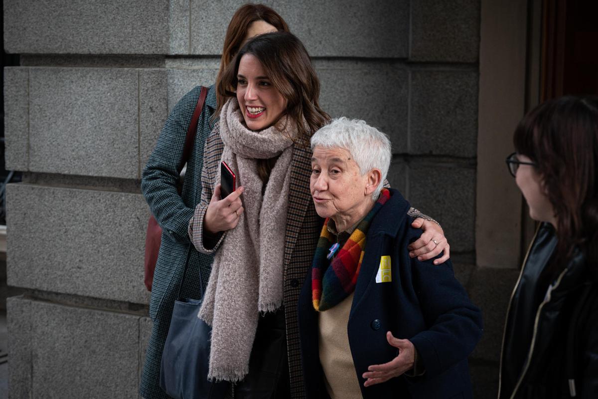 La ministra de Igualdad, Irene Montero, junto a la directora general de Diversidad Sexual y Derechos LGTBI, Boti García Rodrigo, en el Congreso de los Diputados donde hoy se debate ara la aprobación del Dictamen de la Ley para la Igualdad Real y Efectiva de las Personas Trans y para la Garantía de los Derechos de las Personas LGTBI.