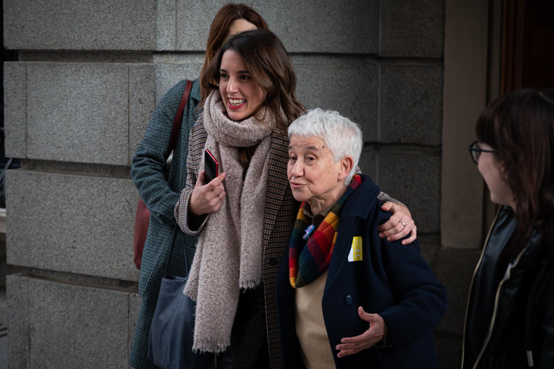 La ministra de Igualdad, Irene Montero, junto a la directora general de Diversidad Sexual y Derechos LGTBI, Boti García Rodrigo, en el Congreso de los Diputados donde hoy se debate ara la aprobación del Dictamen de la Ley para la Igualdad Real y Efectiva de las Personas Trans y para la Garantía de los Derechos de las Personas LGTBI.