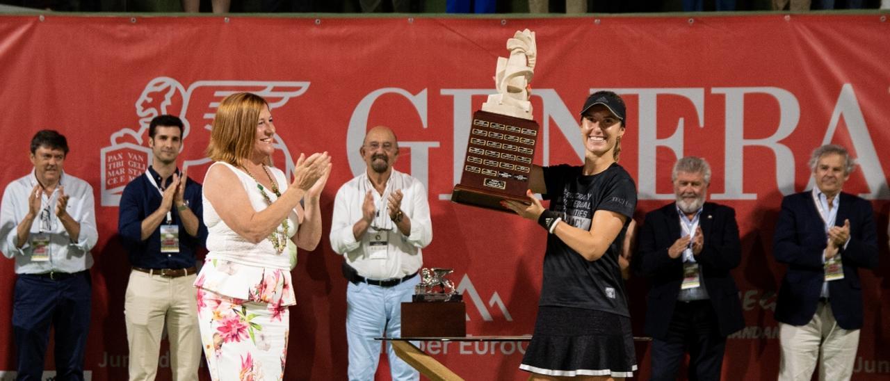 Marina Bassols recibe el trofeo de campeona del Open Generali Ciudad de Palma del Río de tenis.