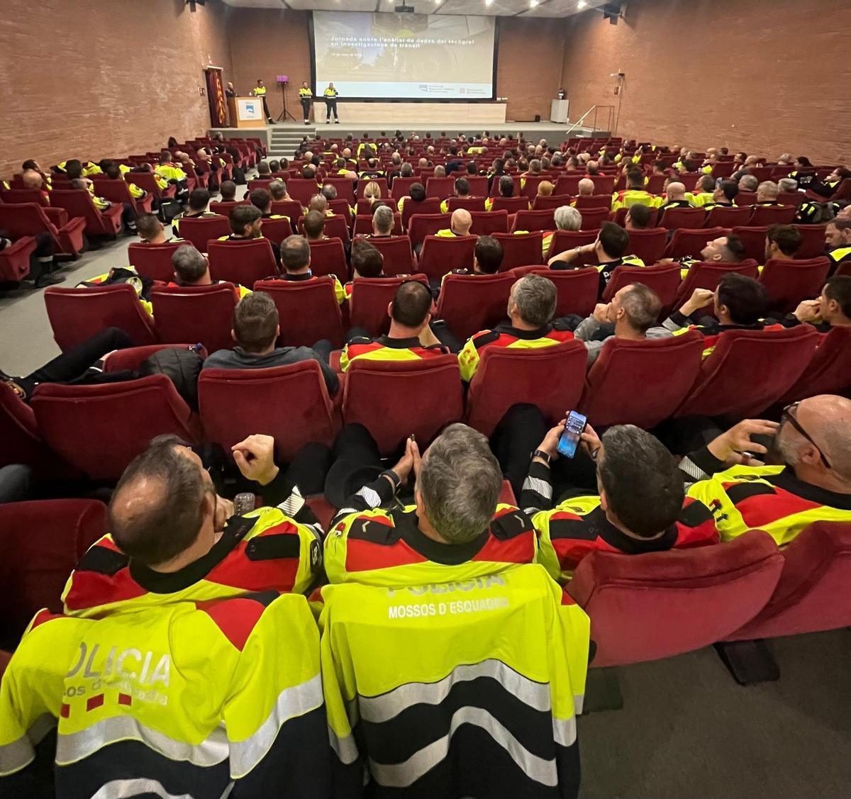 Imagen de las jornadas sobre tacógrafos que han hecho los Mossos