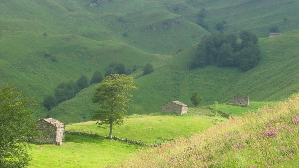 Cabañas pasiegas en Cantabria.