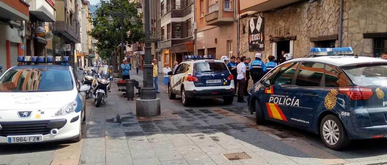 Agentes de la Policía Nacional y Local intervienen en un altercado en las fiestas de San Xuan de 2015.