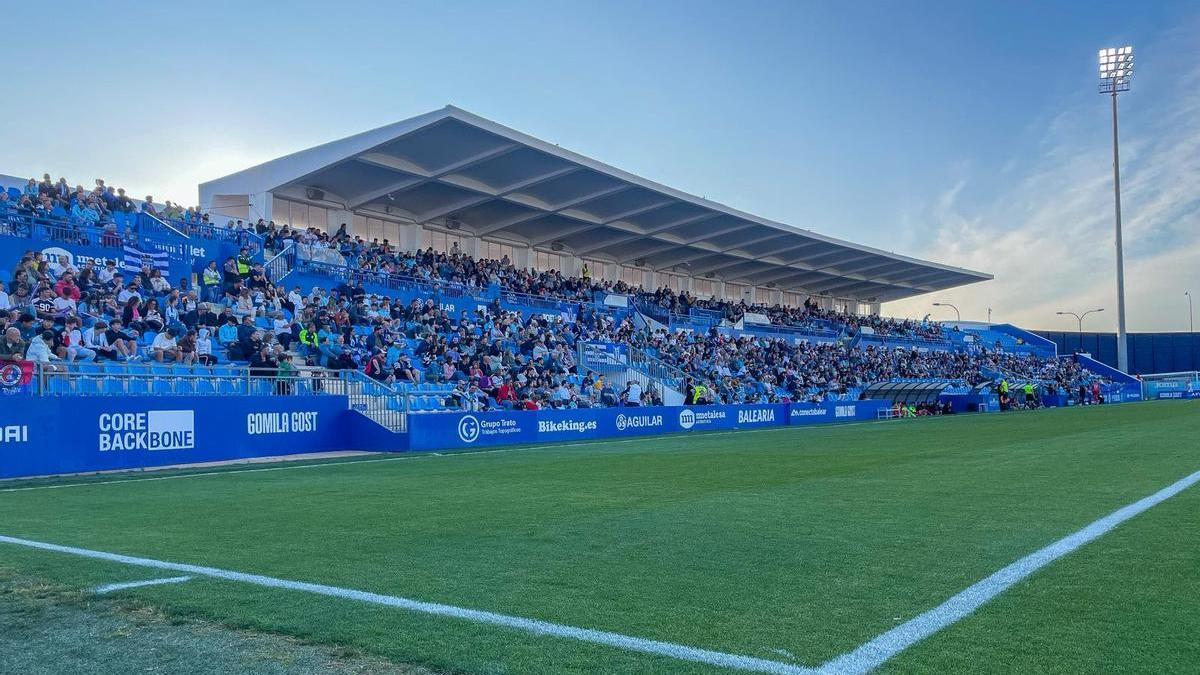 Aspecto de la tribuna del Estadi Balear en el pasado partido ante el Calahorra.