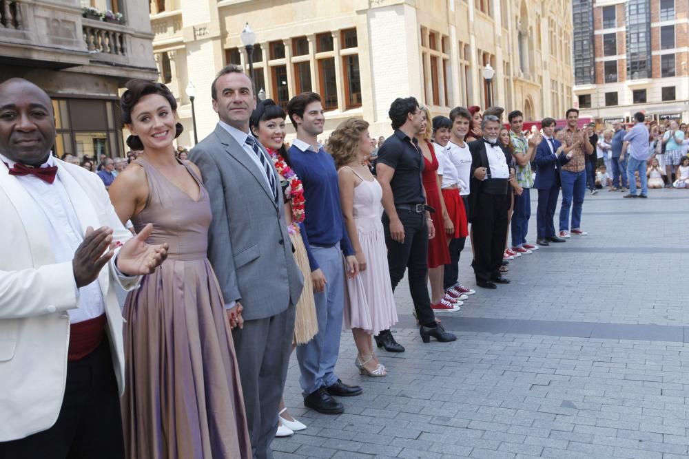 Los artistas del musical "Dirty dancing" hacen una exhibición en la calle en Gijón.