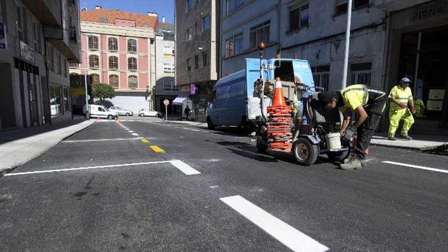 Operarios realizan el pintado de señales horizontales en la mañana de ayer en un tramo de la calle Vidal Abascal del casco urbano de Lalín. // Bernabé/Javier Lalìn