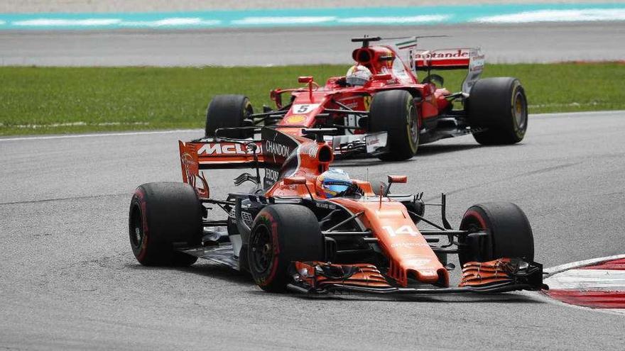 El McLaren de Fernando Alonso, por delante del Ferrari de Vettel en Sepang.
