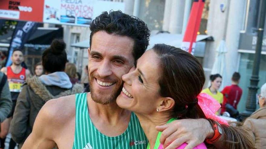 Bargiela recibe la felicitación de su novia tras la carrera. // M.G. Brea