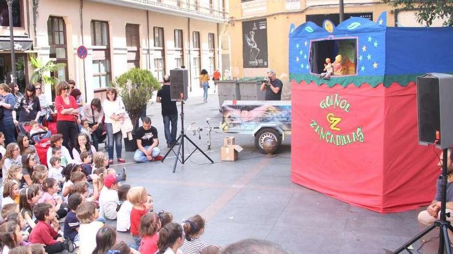 Los niños observan el escenario con los títeres en la plaza del Fresco.