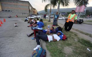 En Costa Rica, caravana de haitianos son trasladados a un albergue