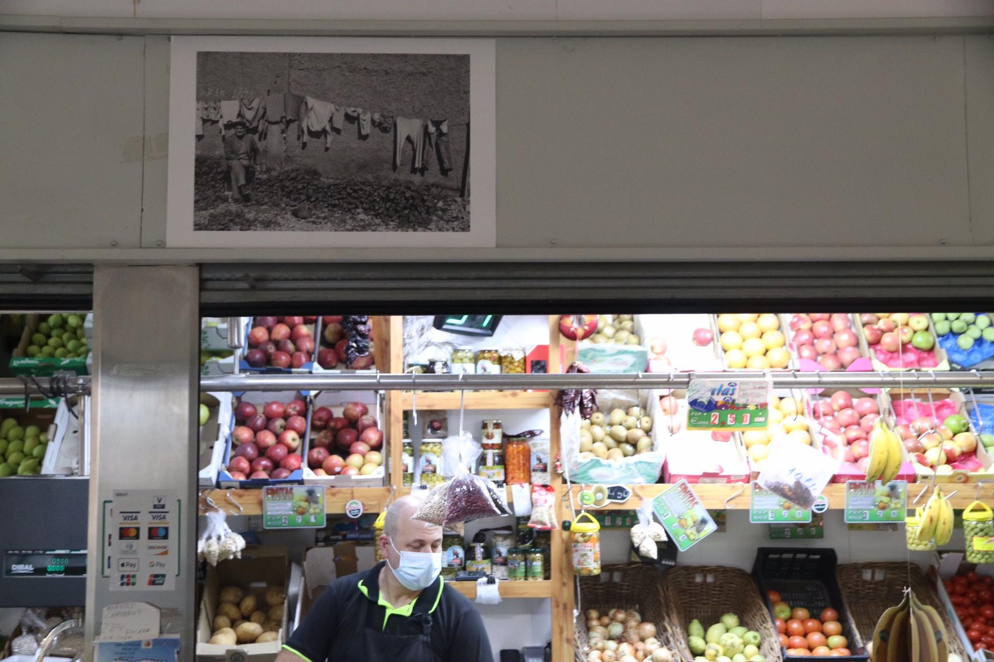 Exposición fotográfica de José Antonio Berrocal en el mercado del Carmen