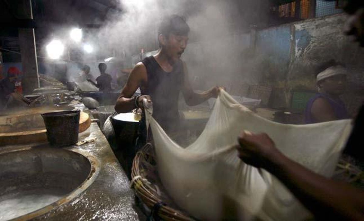 Treballadors indonesis fan tofu en una fàbrica casolana a Jakarta, Indonèsia.