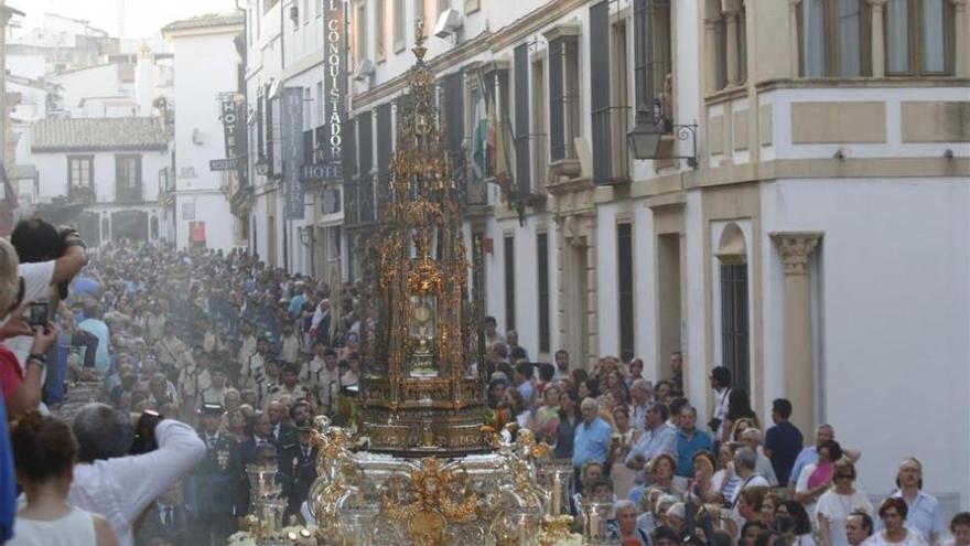 La custodia del Corpus Christi avanza por las calles de Córdoba