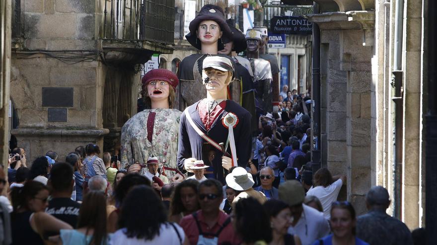 Xigantes e cabezudos enchen de  cor as rúas de Compostela