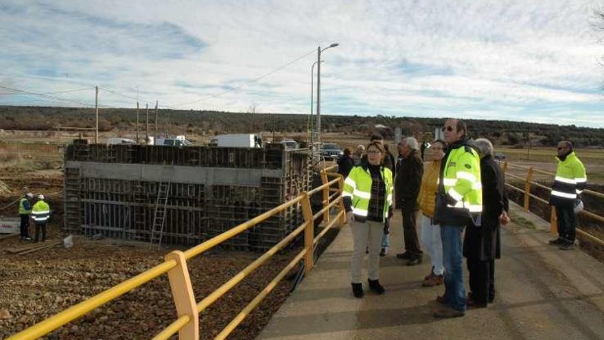 Mayte Martín visitando el puente de Uña ayer