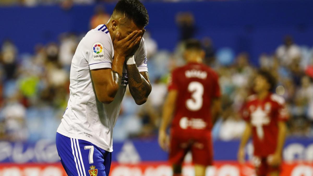 Narváez se lamenta tras errar una ocasión durante el partido ante el Cartagena.