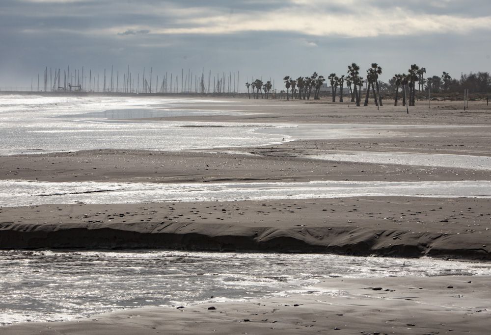 El temporal agrava la situación de la playa de Canet d'En Berenguer con nueva pérdida de arena y más piedras