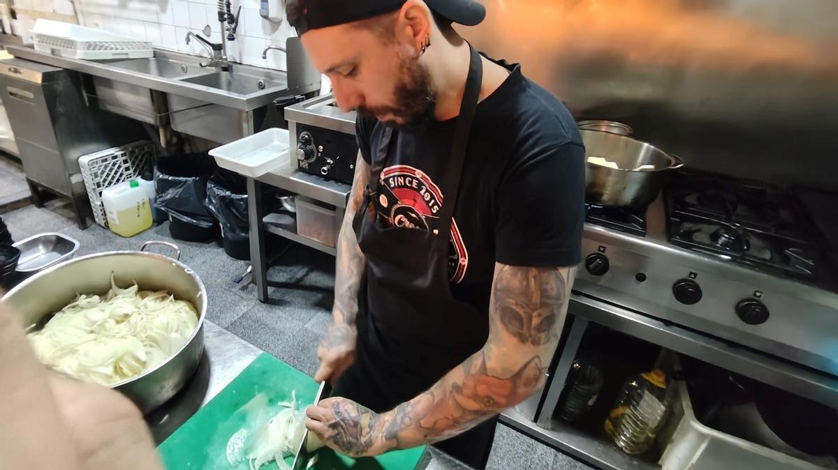 Nil Hustau, cortando cebolla en la cocina de Croq & Roll.