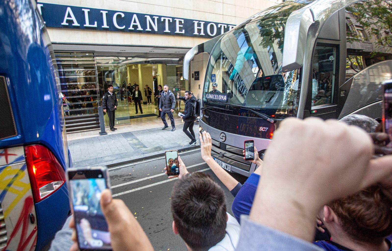 El autocar del Barça llega al hotel de concentración en Alicante