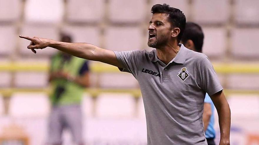 Iván Ania da una instrucción a sus jugadores en el partido de ayer.