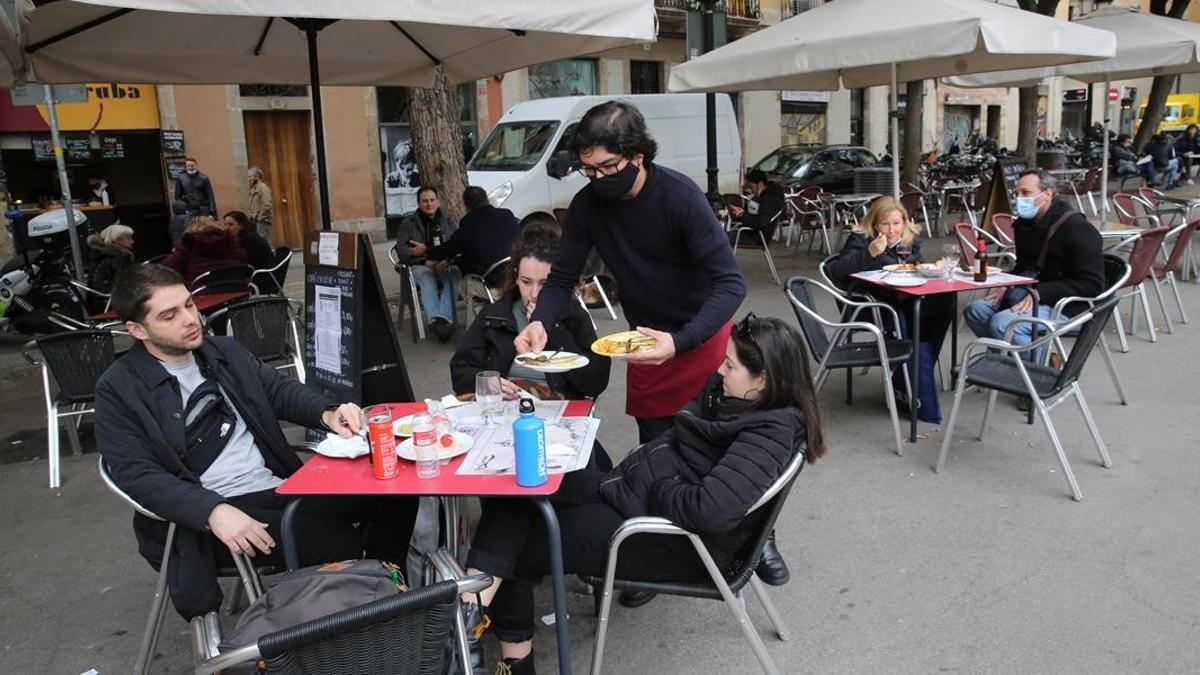 BARCELONA 17 12 2020 Sociedad  Bares  restaurantes y terrazas abiertas  en el barrio de Gracia  En la foto terraza en la Pca  del ayuntamiento de Gracia   FOTO de RICARD CUGAT