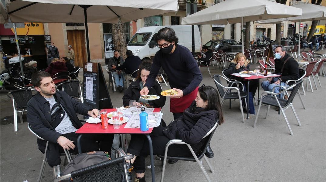 BARCELONA 17 12 2020 Sociedad  Bares  restaurantes y terrazas abiertas  en el barrio de Gracia  En la foto terraza en la Pca  del ayuntamiento de Gracia   FOTO de RICARD CUGAT