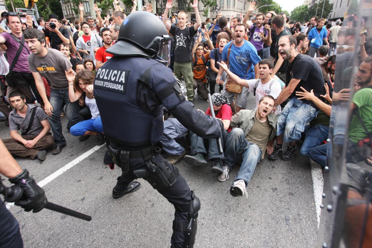 Mossos d’Esquadra carreguen contra els indignats acampats a la plaça de Catalunya, el 27 de maig del 2011.