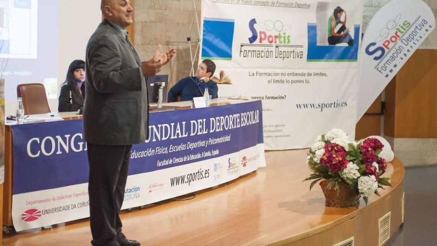 Sandor Iosif, ayer, en la facultad de Ciencias de la Educación de A Coruña.