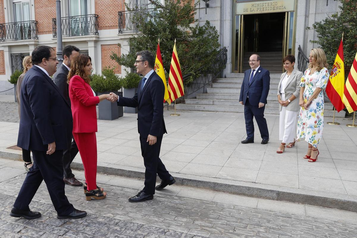 El ministro de Presidencia, Félix Bolaños, saluda a la consellera de la Presidencia, Laura Vilagrà, mientras recibe a los miembros de la delegación de la Generalitat.