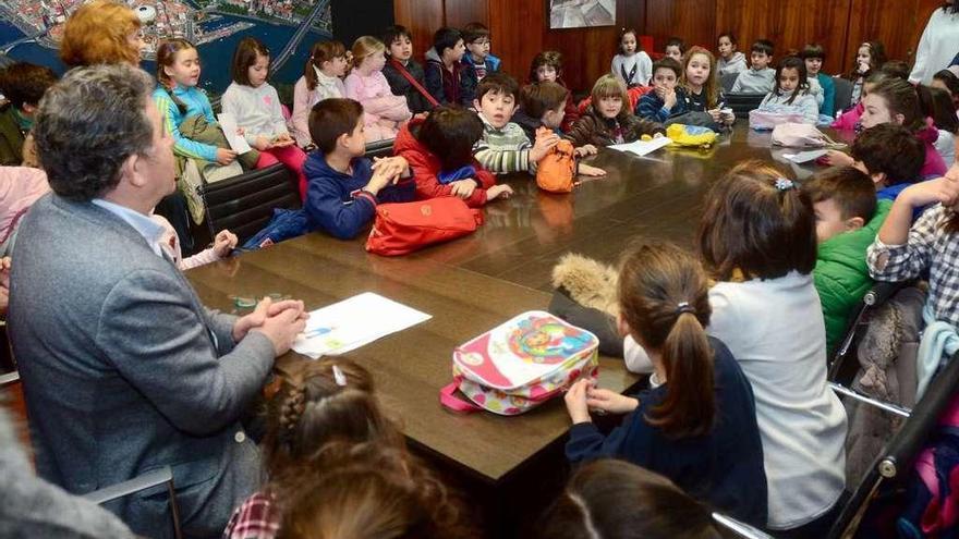 Los alumnos, durante su encuentro con el alcalde. // R. Vázquez