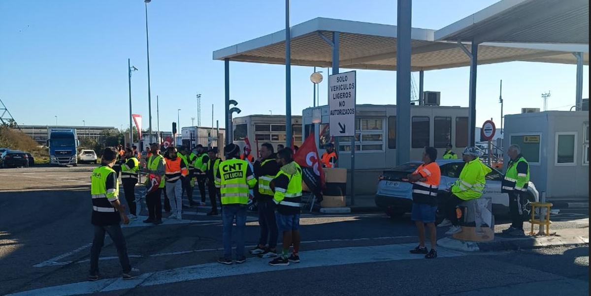 Un momento de la movilización a la entrada del puerto comercial.