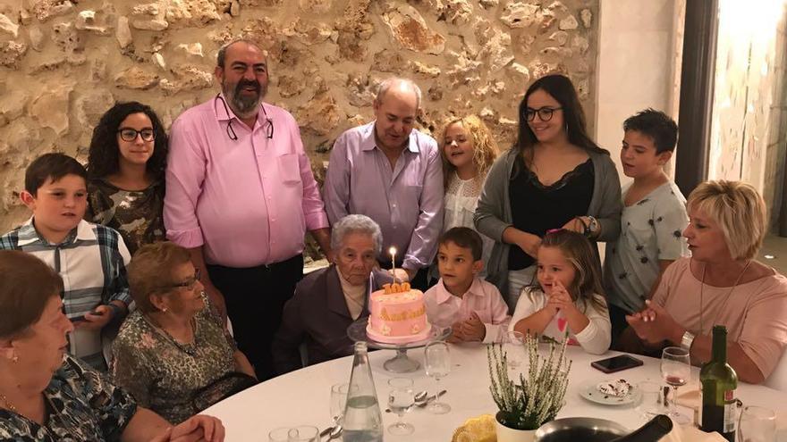 La centenaria, rodeada de sus familiares.