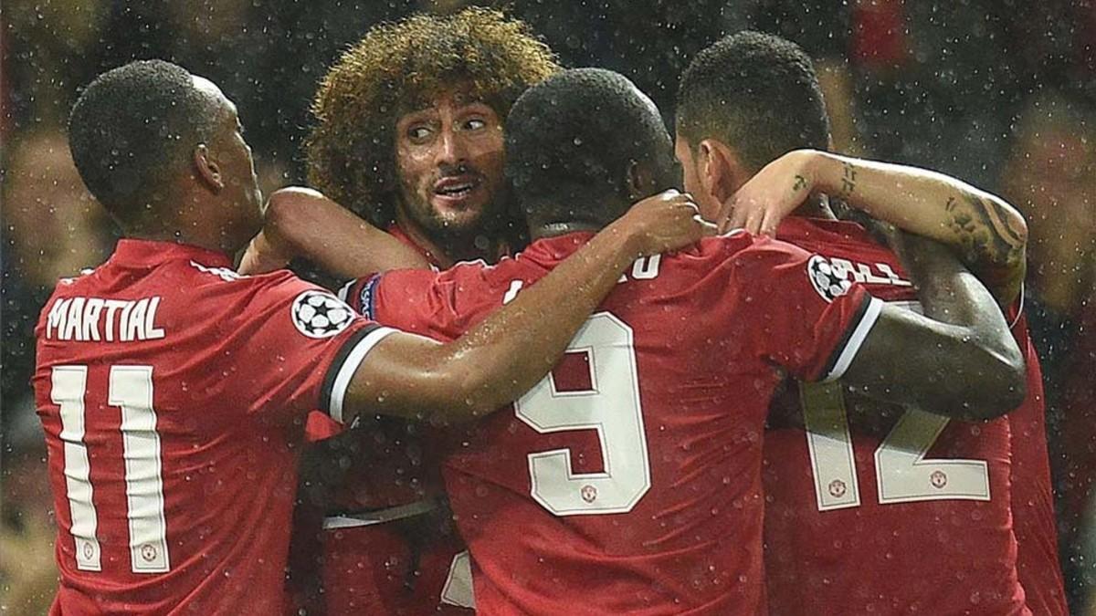 Fellaini abrió la cuenta goleadora del Manchester United