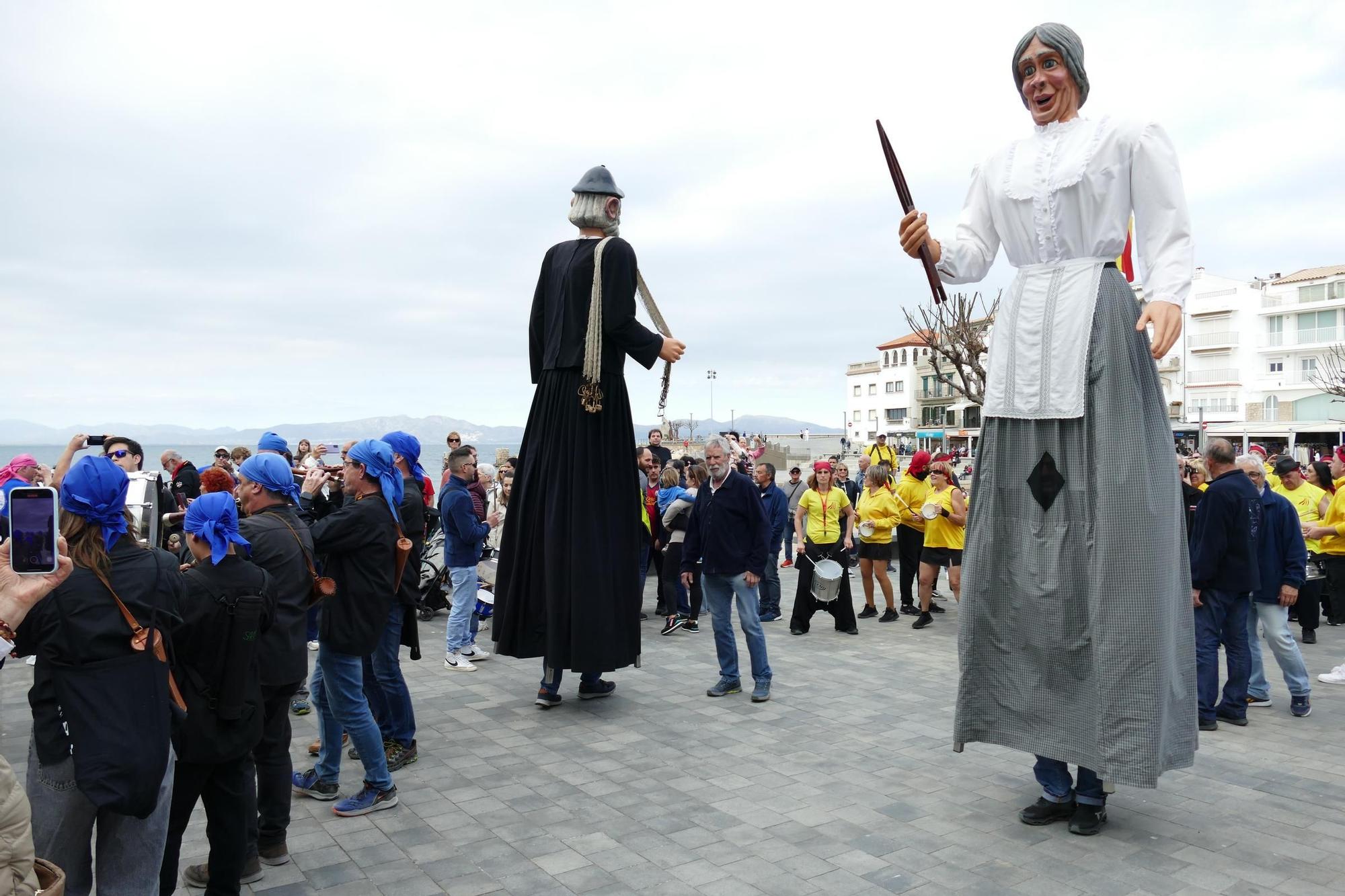 La Batuscala celebra 10 anys desembarcant a la platja de les Barques de l'Escala