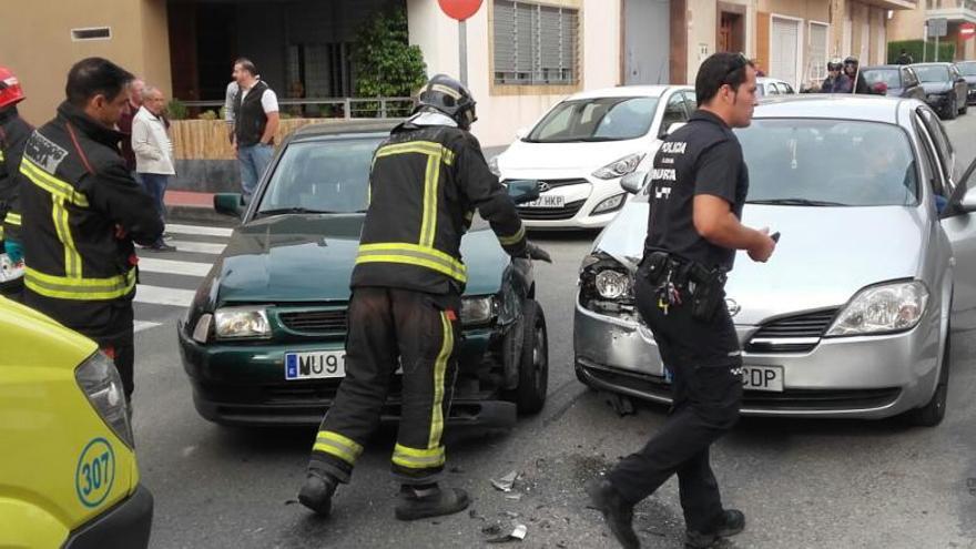 Bomberos y policías, junto a los coches siniestrados.