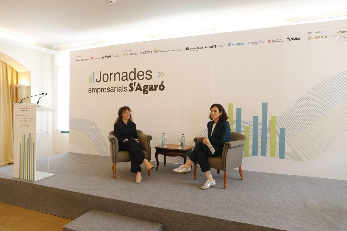 De izquierda a derecha, Nuria Mas, profesora de economía en IESE, junto a Gemma Martínez, directora adjunta en EL PERIÓDICO