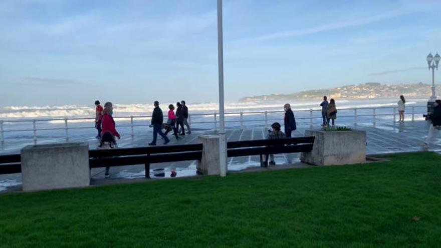 La costa asturiana en alerta por olas de hasta siete metros