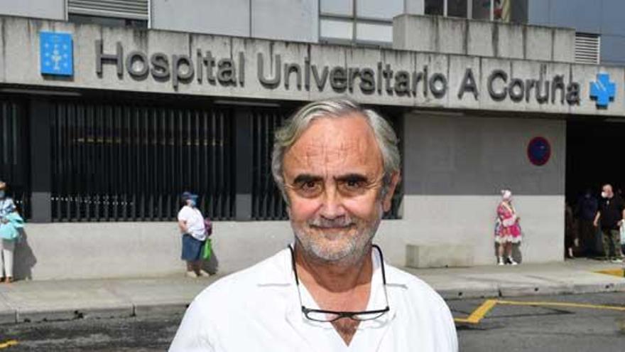 El doctor Guillermo Debén, ayer a las puertas del Chuac.