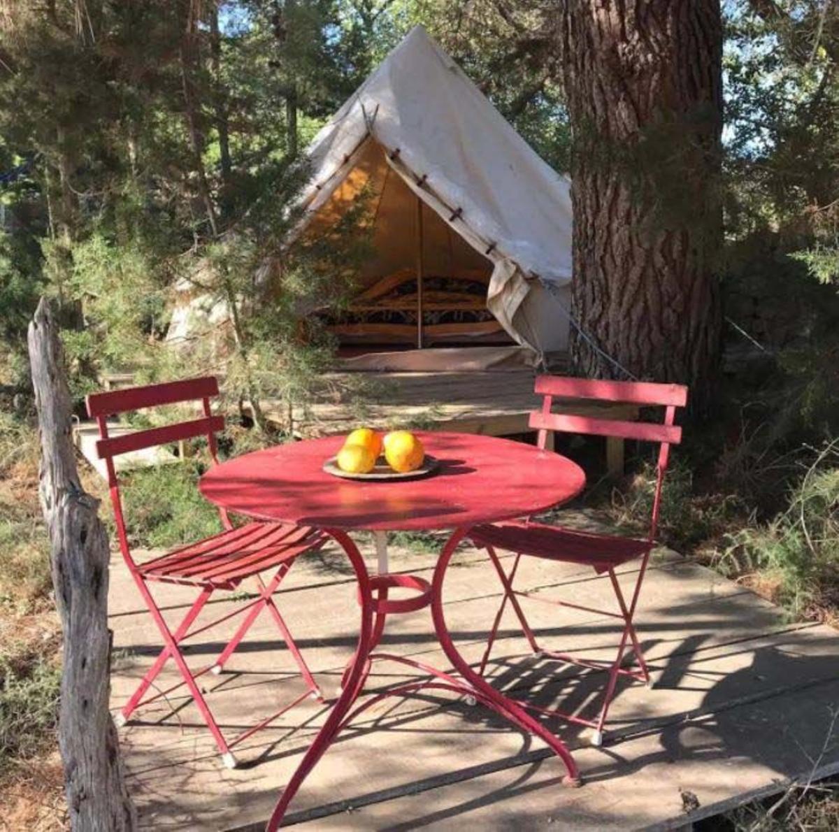 Celdas y tipis a precio de suite en Ibiza