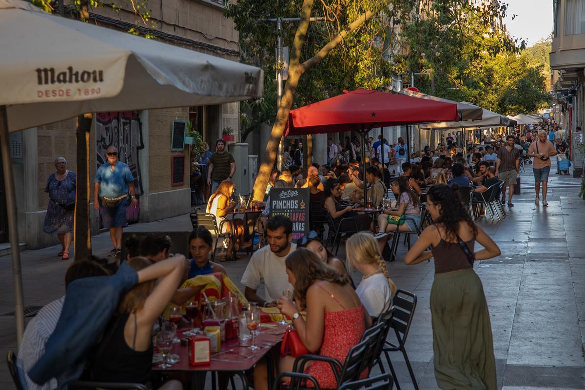 El govern de Colau proposa endurir el càstig a les terrasses de Barcelona que se saltin la norma