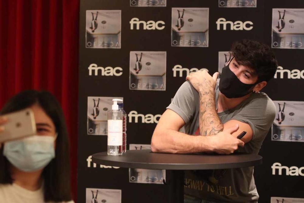 Cepeda firma su último disco 'Con los pies en el suelo' en FNAC