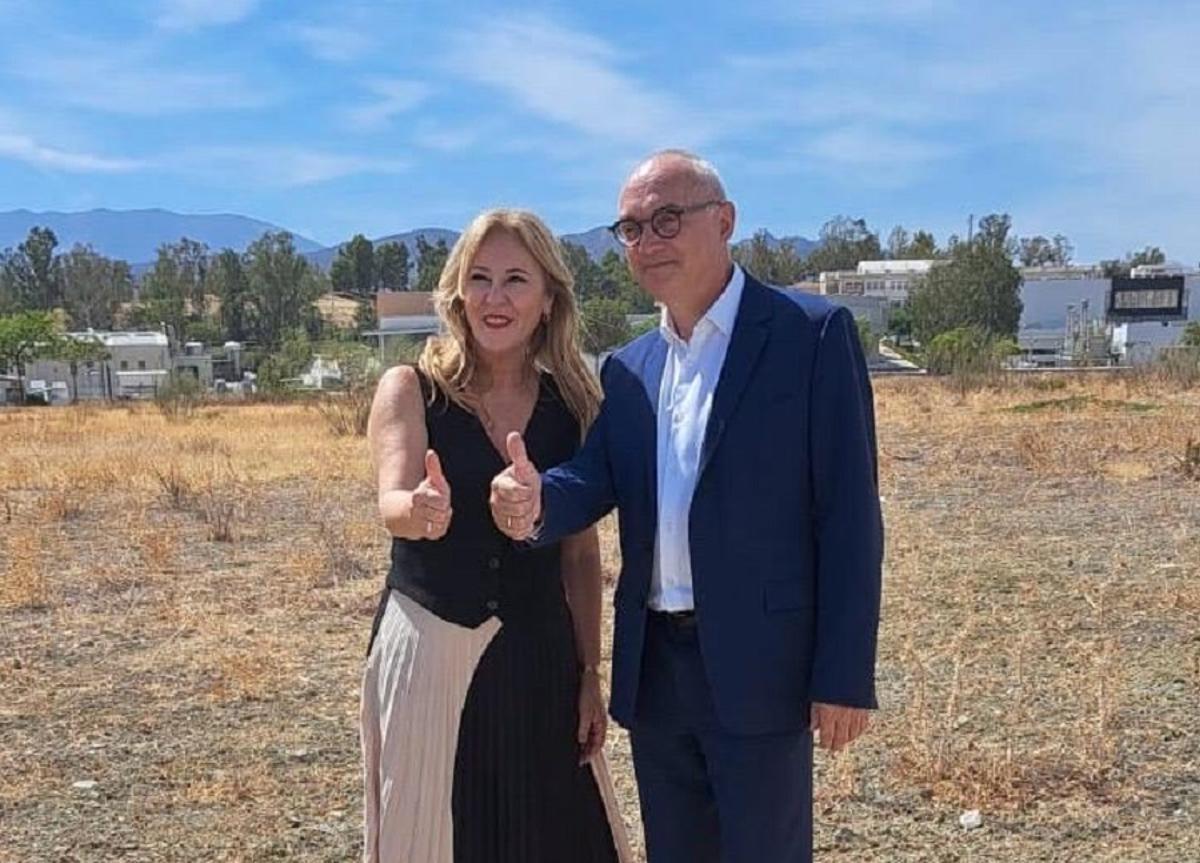 La consejera andaluza de Economía, Carolina España, y el CEO del IMEC, Luc Van den hove. en el PTA de Málaga.