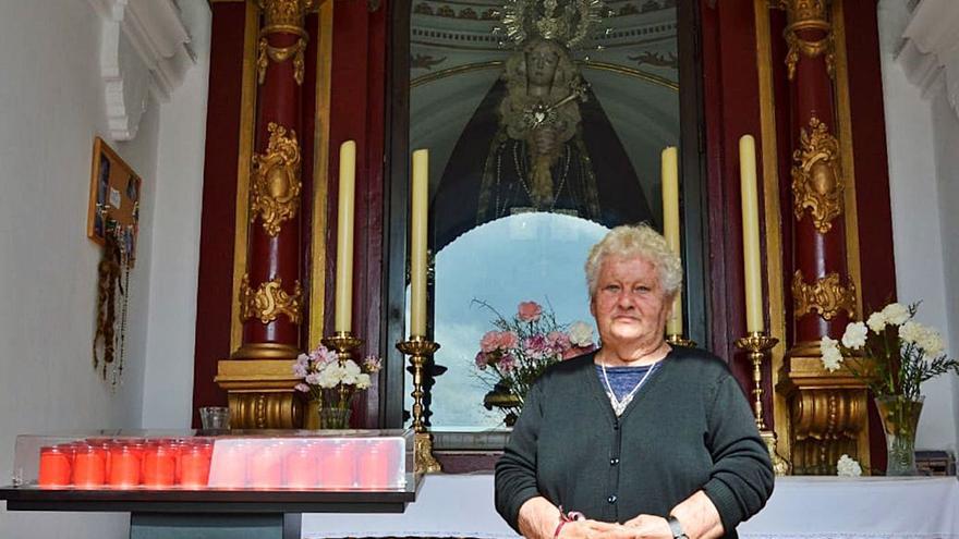 María López en el interior de la capilla de la Virgen de Dolores del Puente