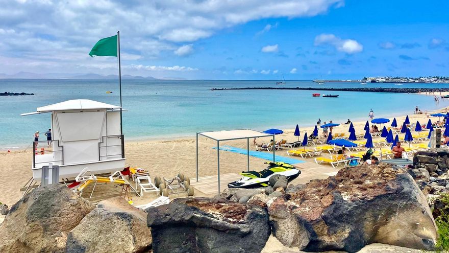 Playa Dorada reabre al baño tras la contaminación y Yaiza investiga el vertido