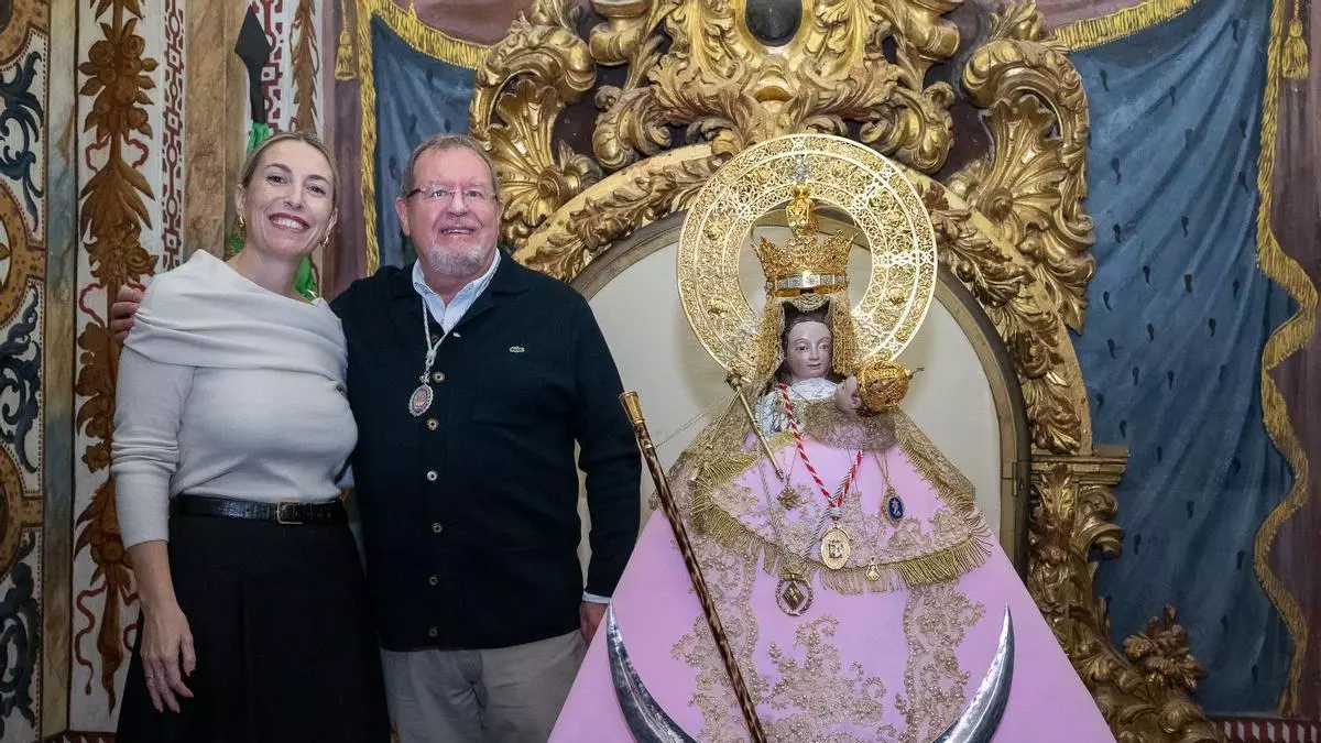 María Guardiola muestra su amor a la Virgen de la Montaña y entrega el manto 209 de su colección: "La patrona de Cáceres es abrazo, consuelo y esperanza"
