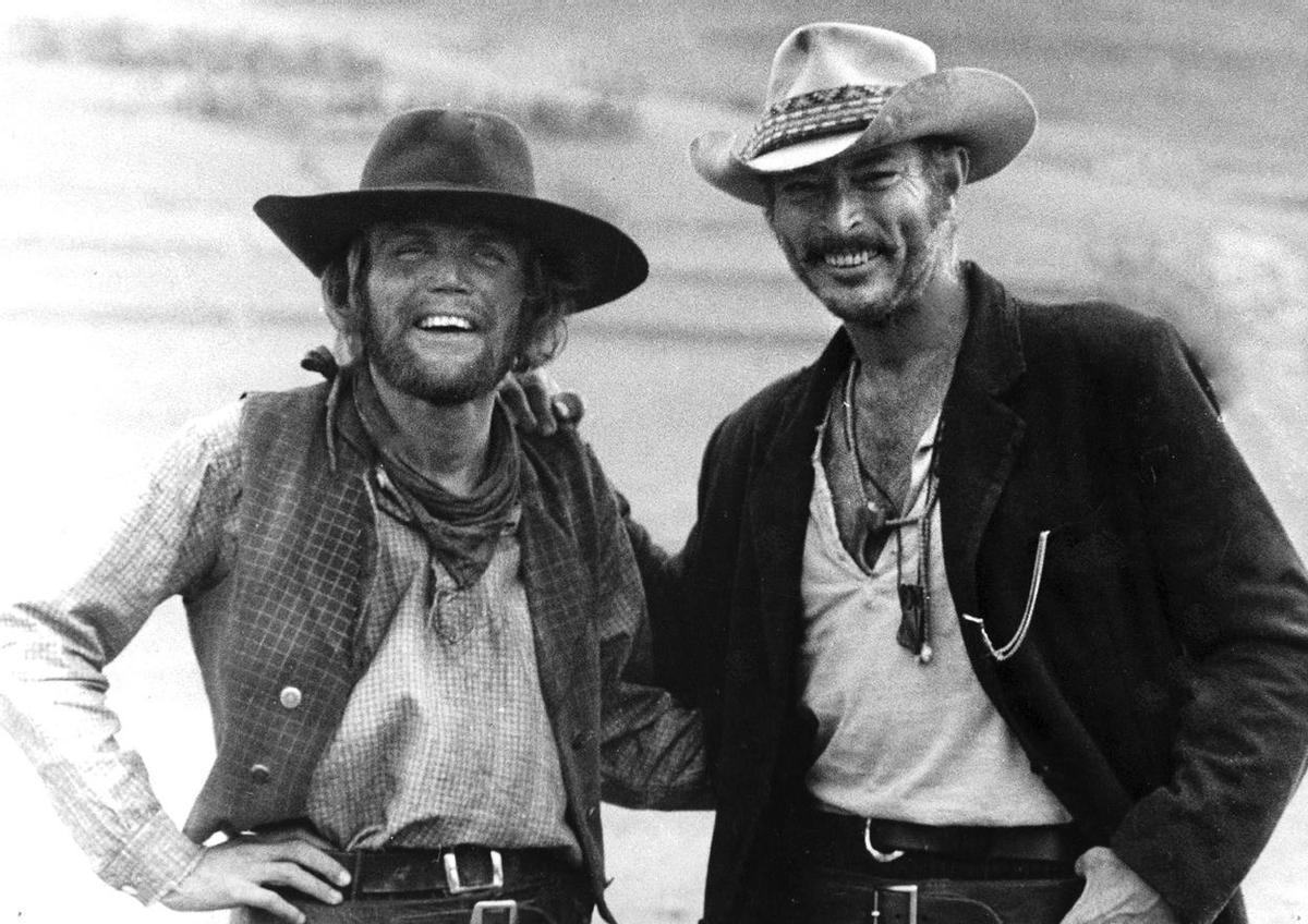 Lee Van Cleef (dcha.) y Dan Van Husen durante el rodaje de 'El cóndor' (1970).